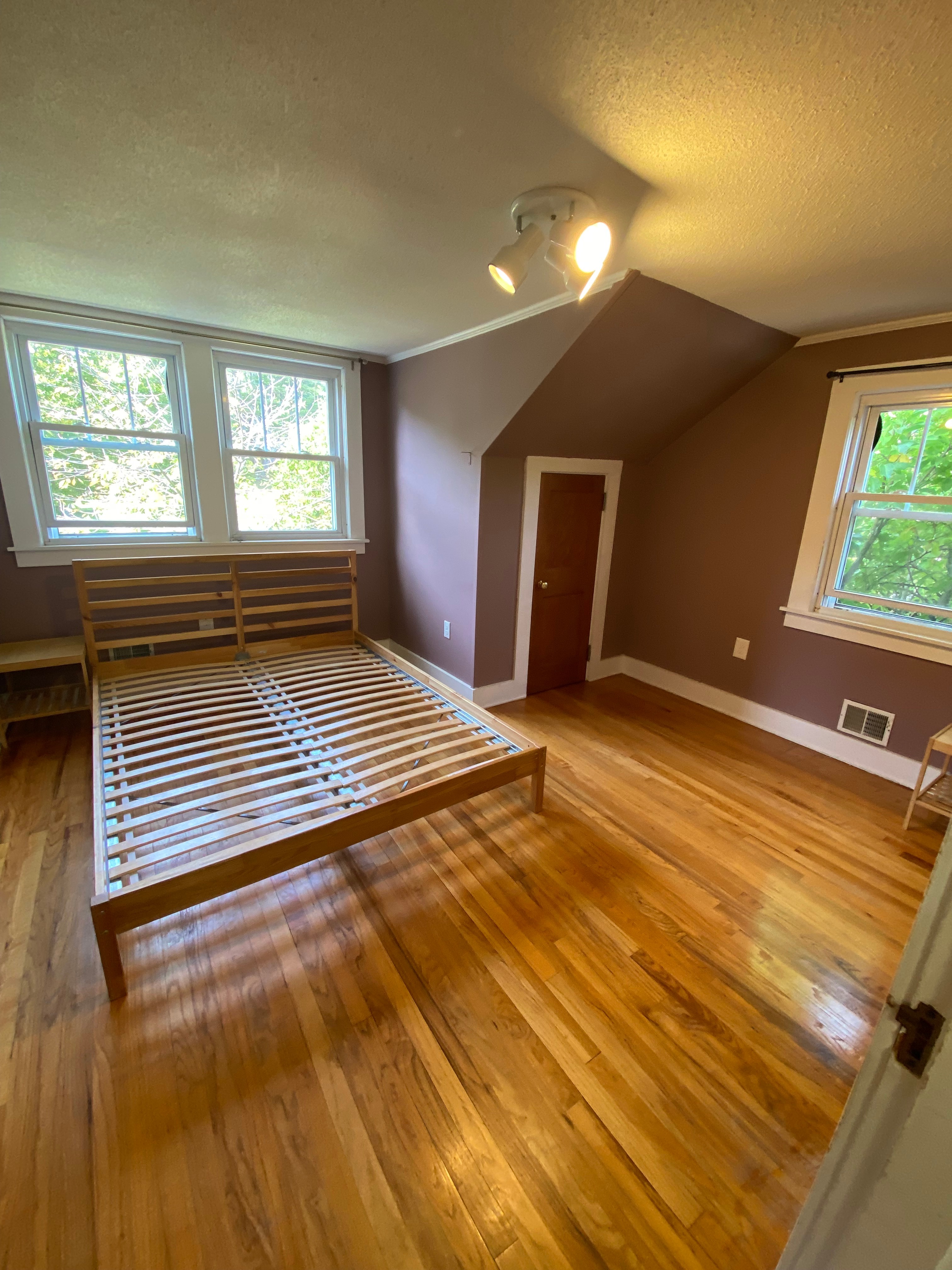 Bright and well maintained 3 bedroom Cape in Southampton Ma