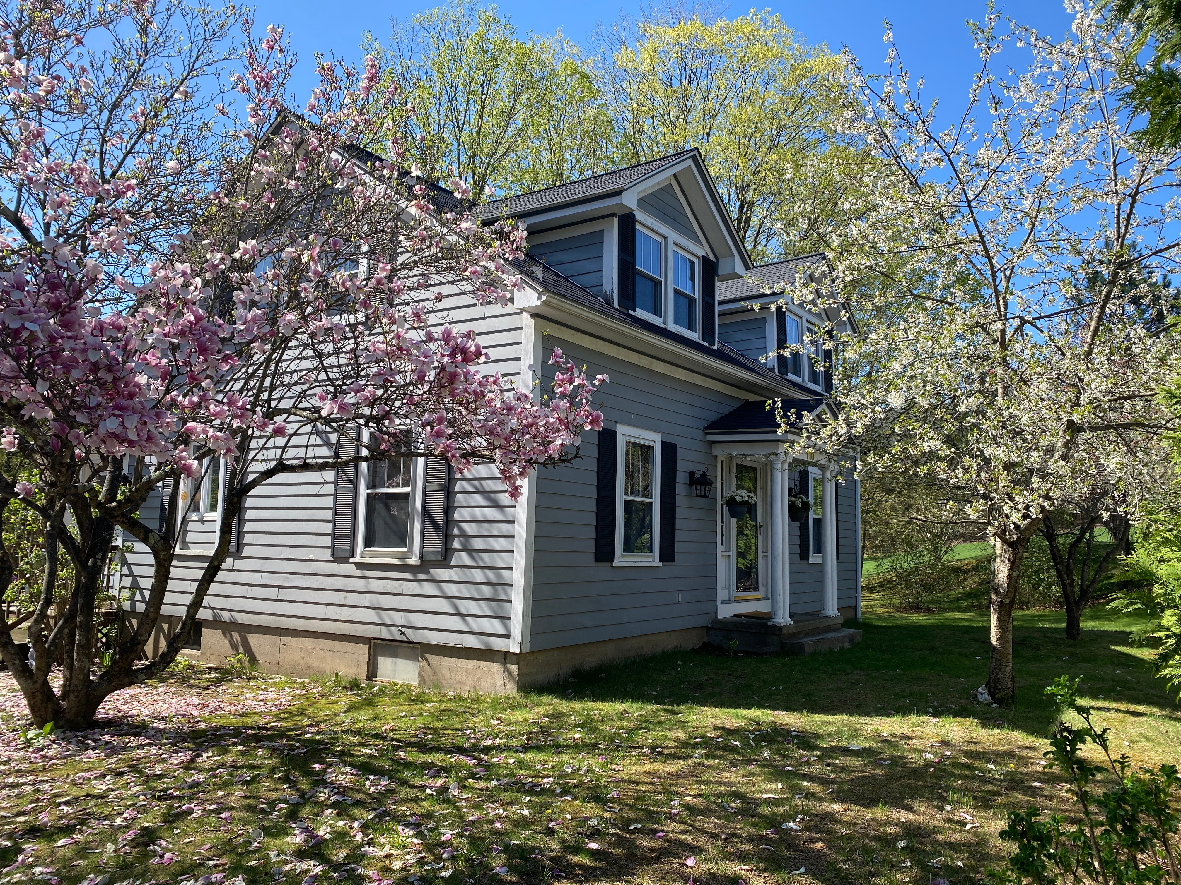 Bright and well maintained 3 bedroom Cape in Southampton Ma