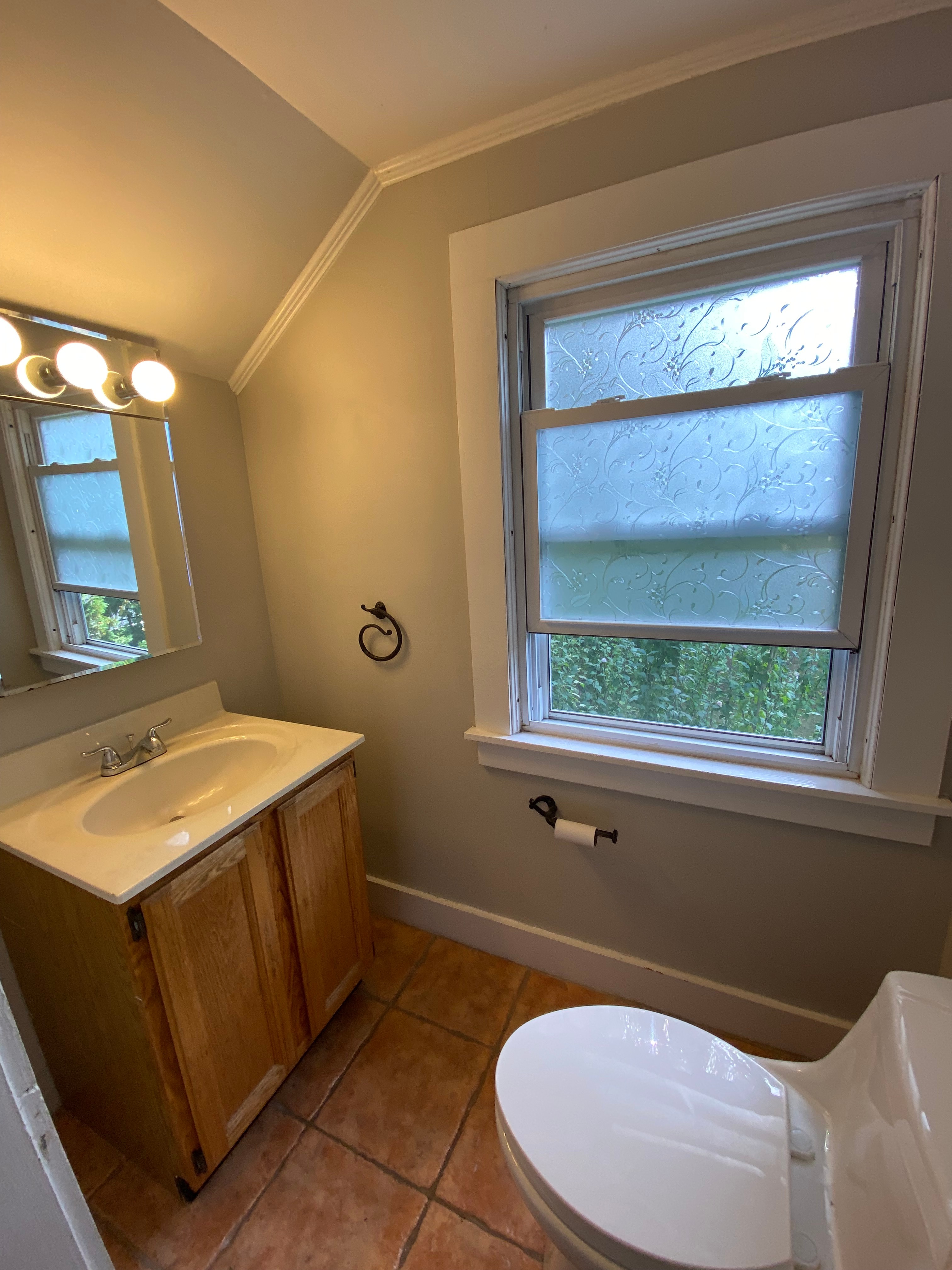Bright and well maintained 3 bedroom Cape in Southampton Ma